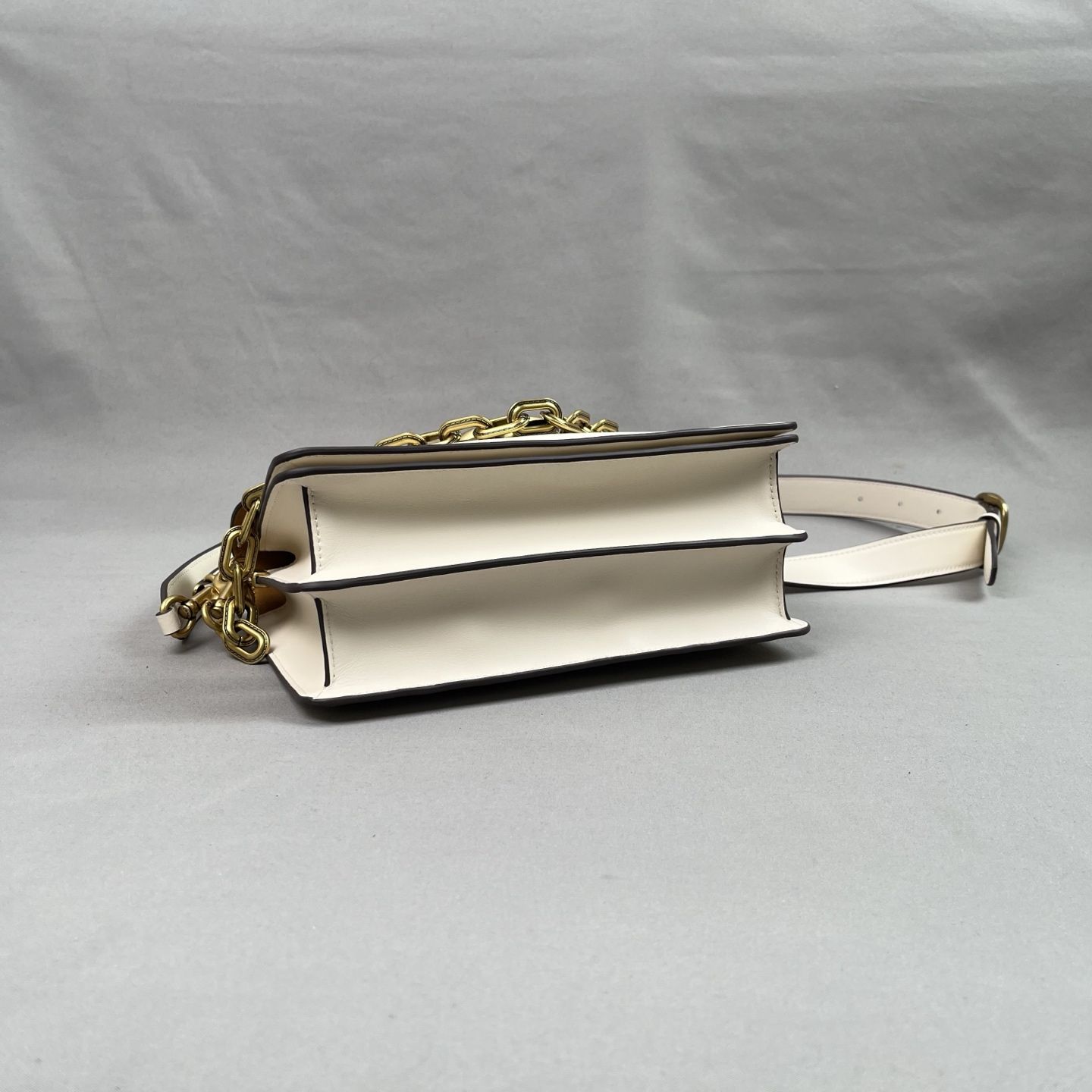 The latest white version of the high-end purchasing grade…