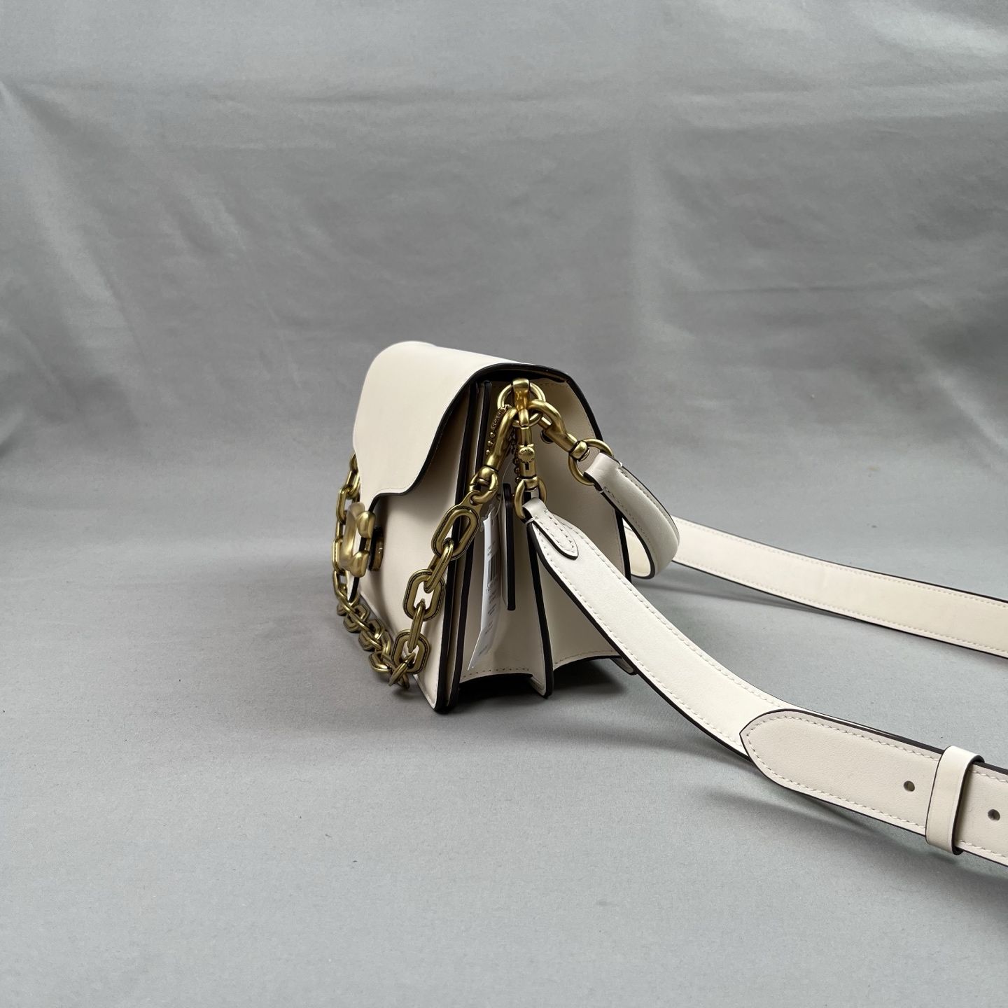 The latest white version of the high-end purchasing grade…