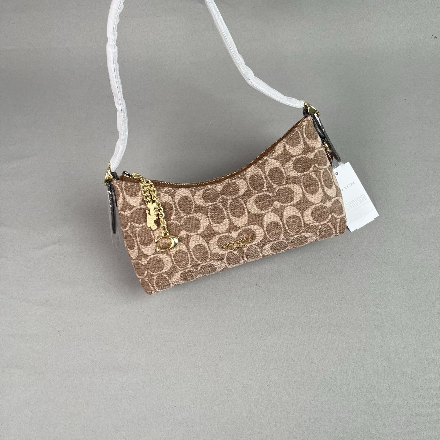 The CFN74 Emeilia 22 series shoulder bag is a magic stick…