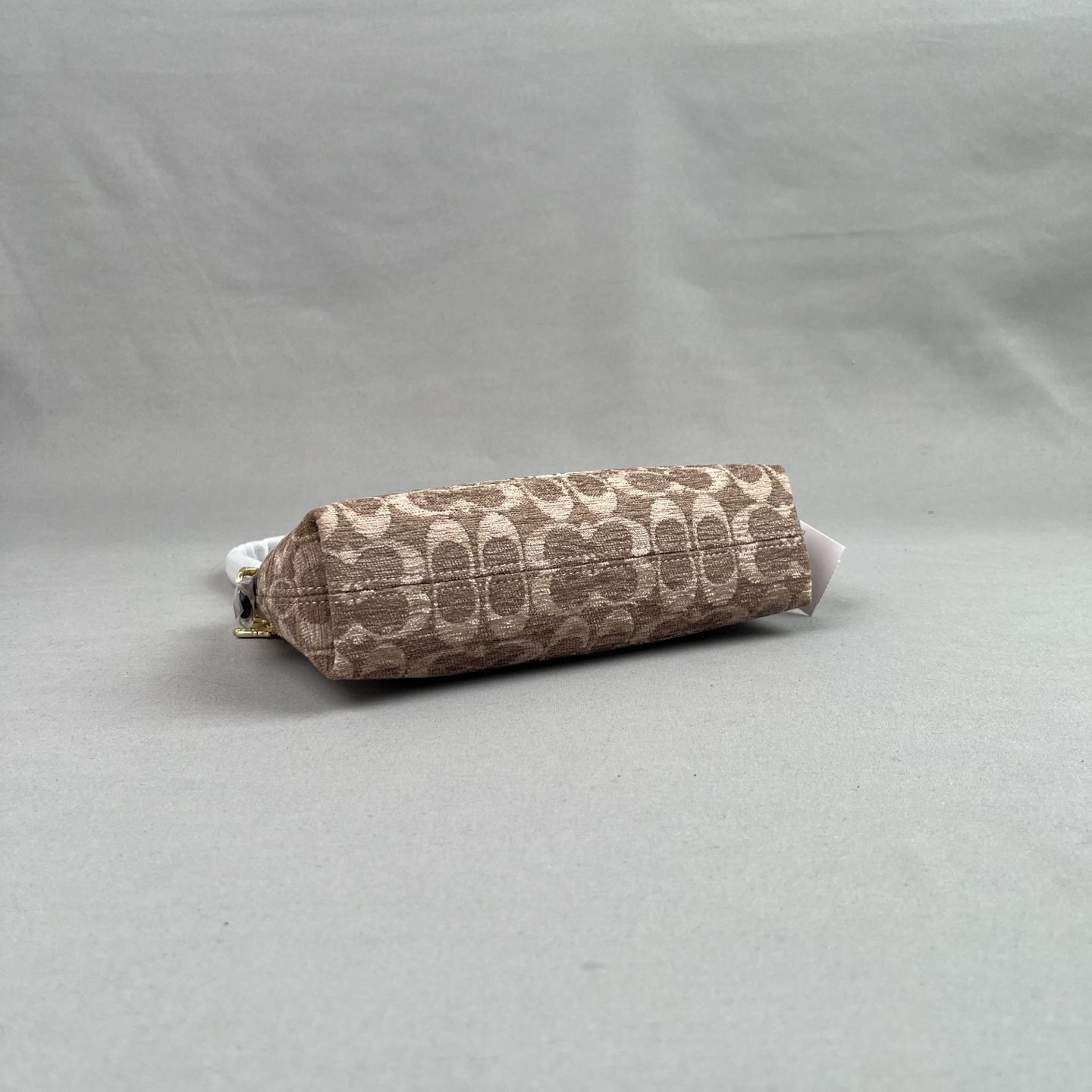 The CFN74 Emeilia 22 series shoulder bag is a magic stick…