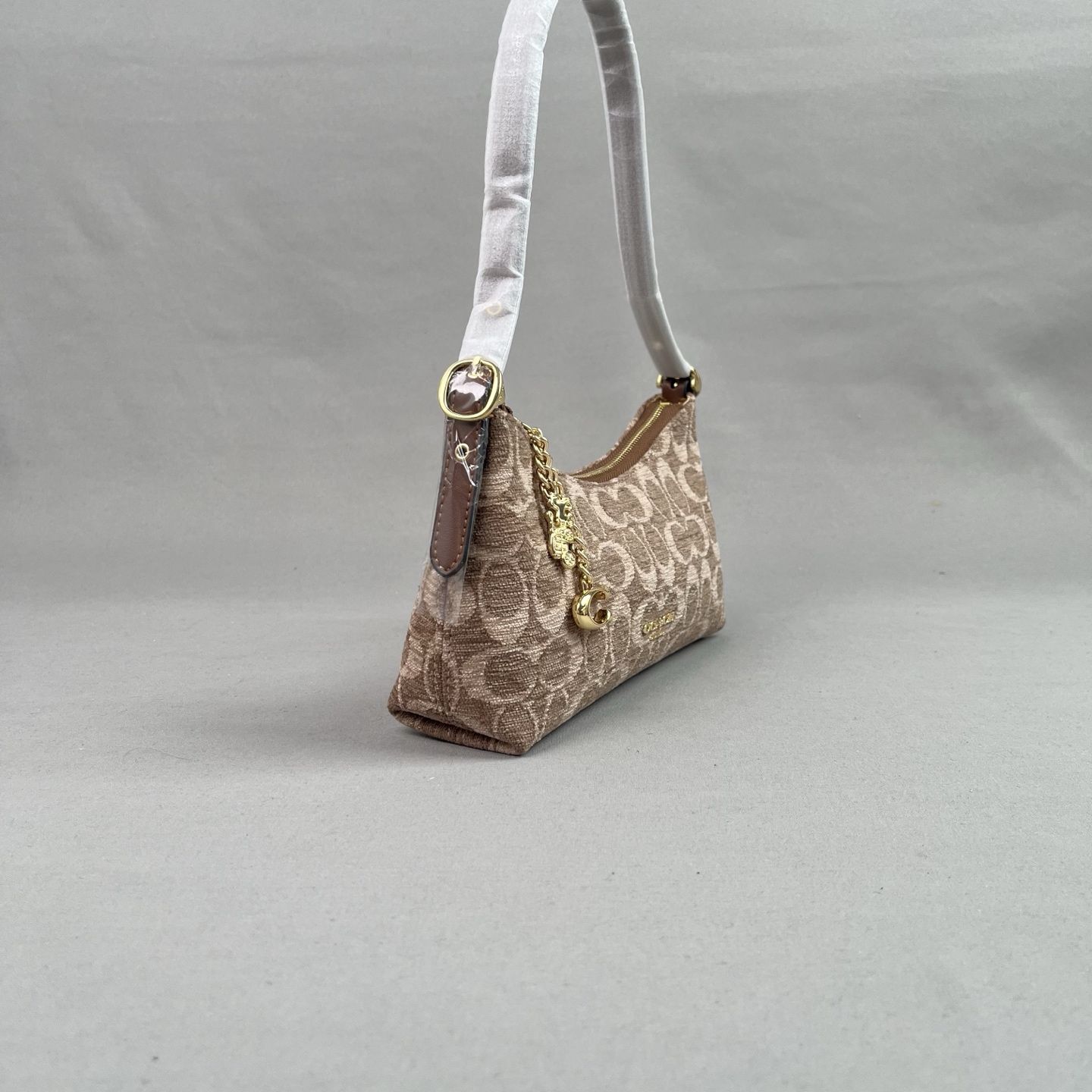 The CFN74 Emeilia 22 series shoulder bag is a magic stick…
