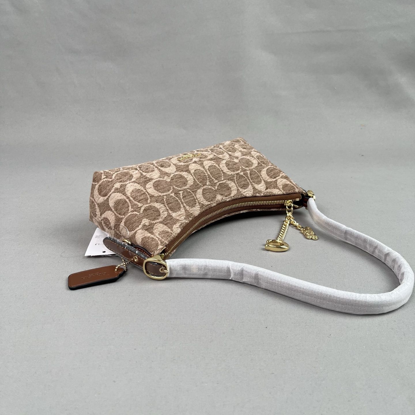 The CFN74 Emeilia 22 series shoulder bag is a magic stick…