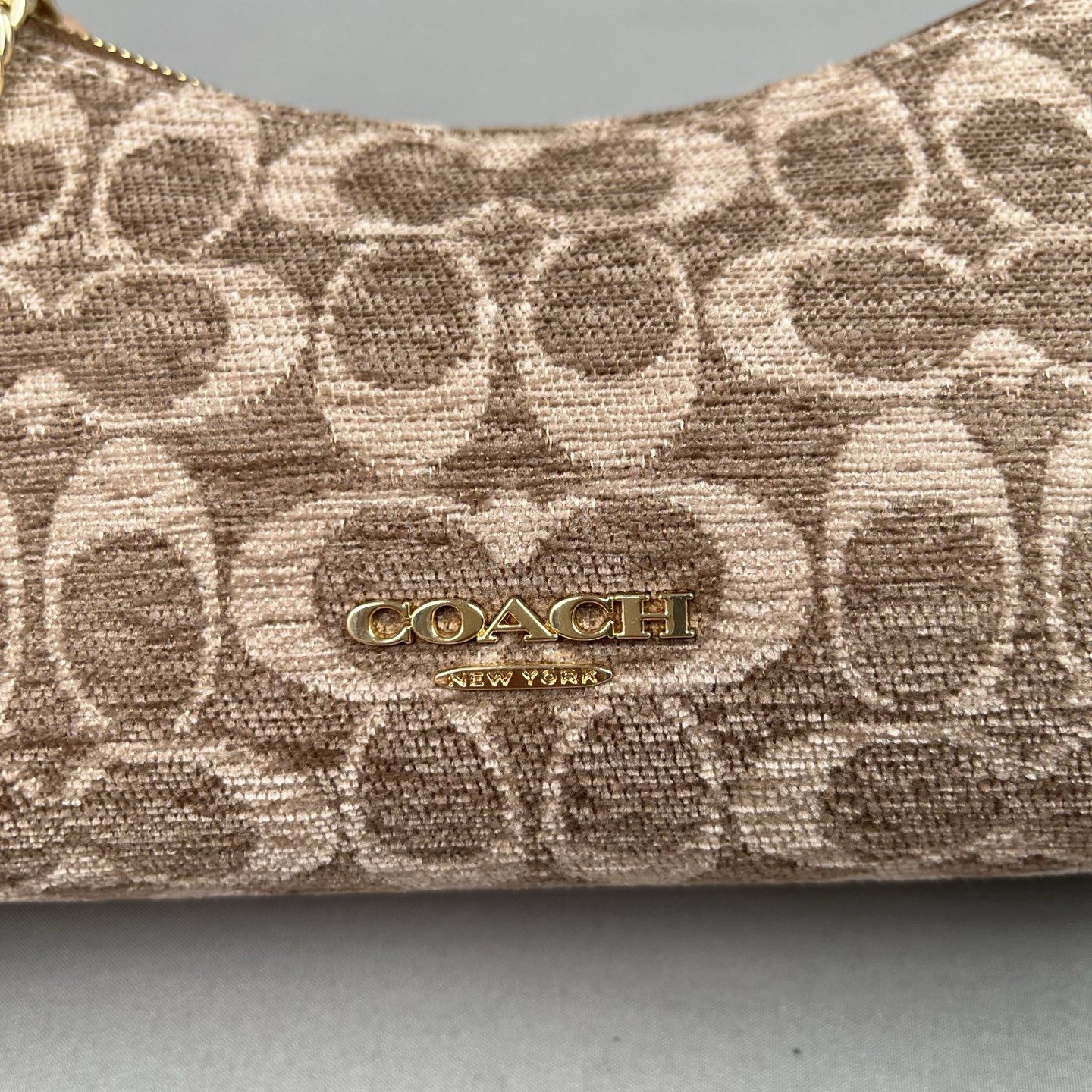 The CFN74 Emeilia 22 series shoulder bag is a magic stick…