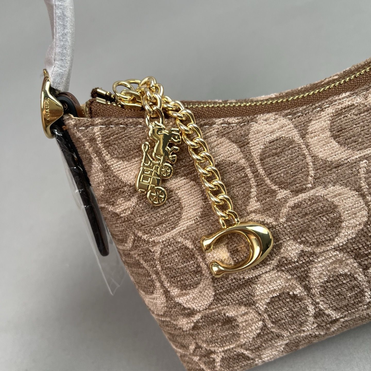 The CFN74 Emeilia 22 series shoulder bag is a magic stick…