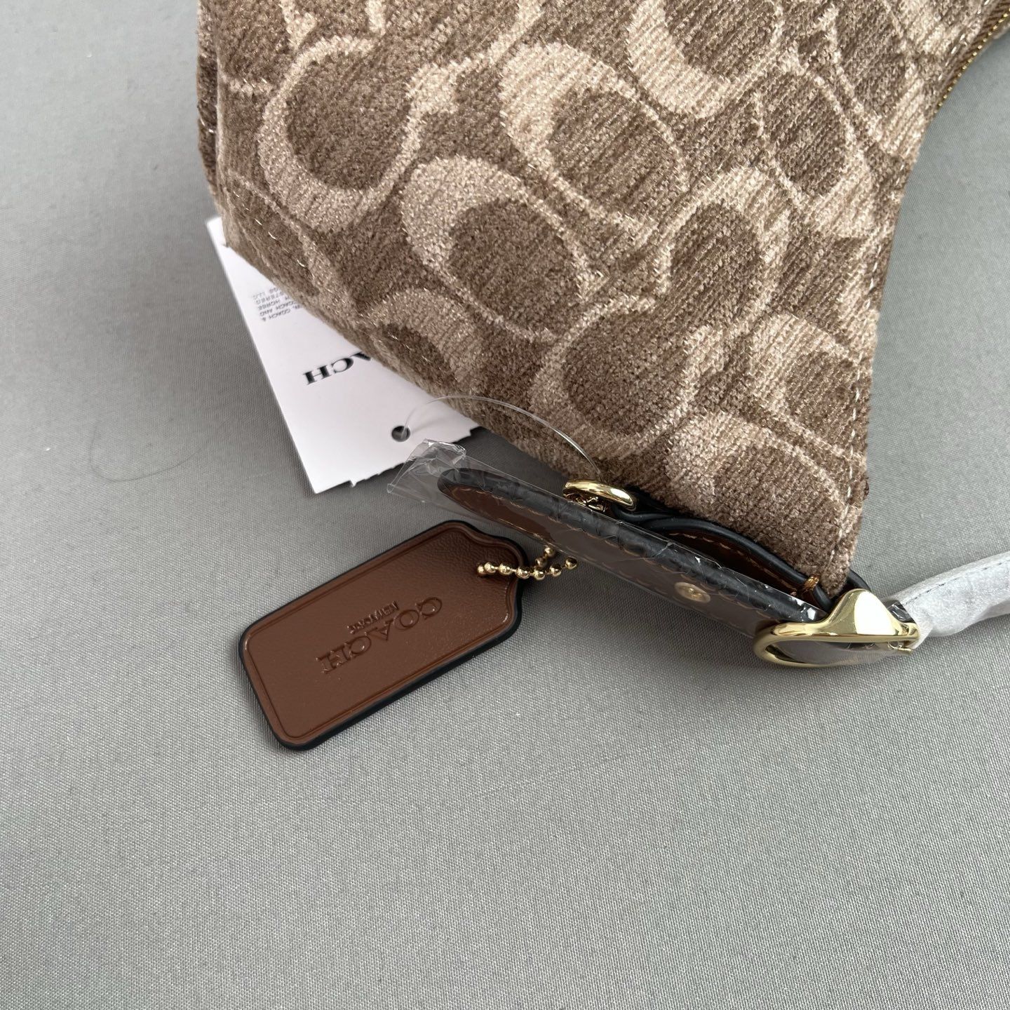 The CFN74 Emeilia 22 series shoulder bag is a magic stick…