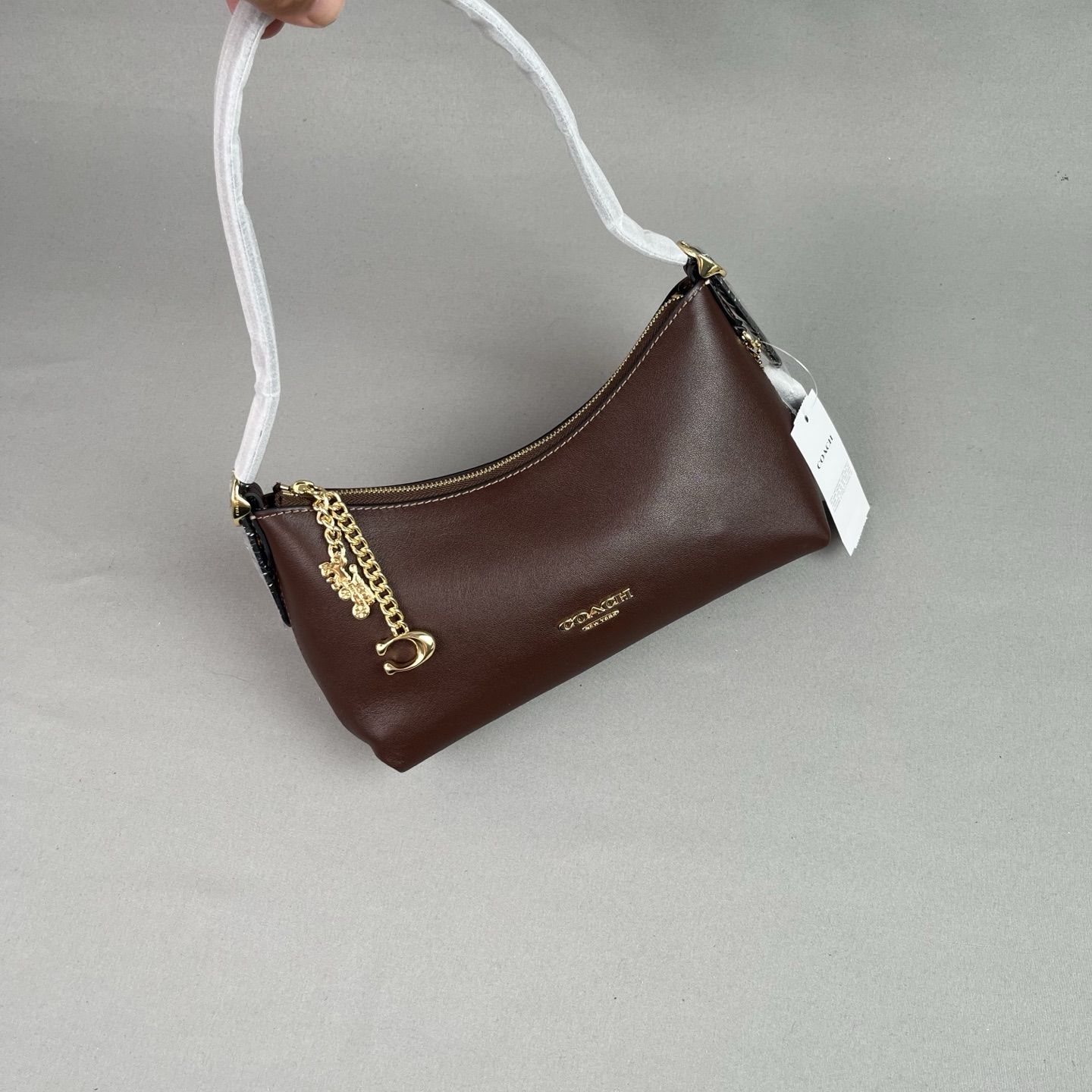 C original The CFO89 Emeilia 22 series shoulder bag is a…