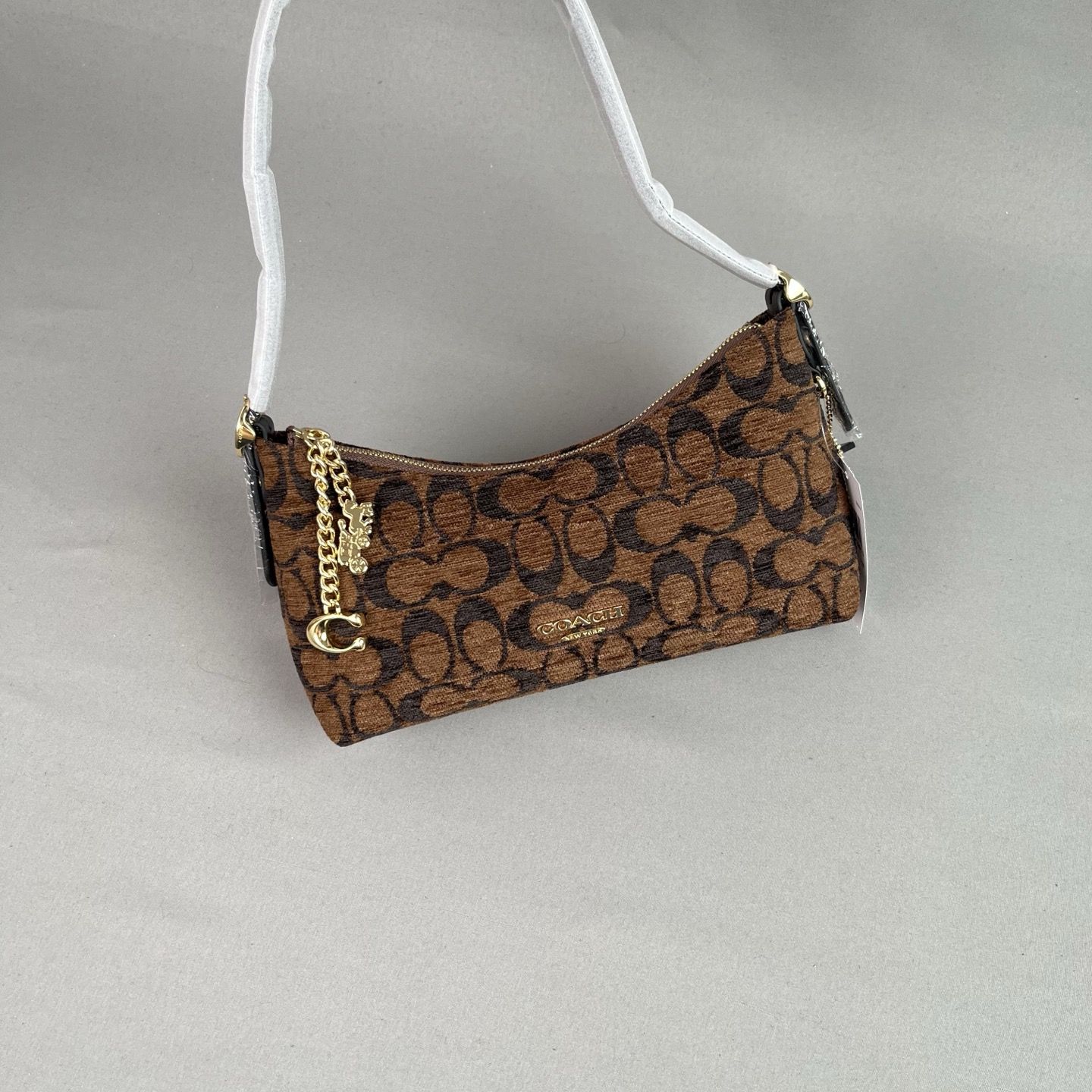 The CFN74 Emeilia 22 series shoulder bag is a magic stick…