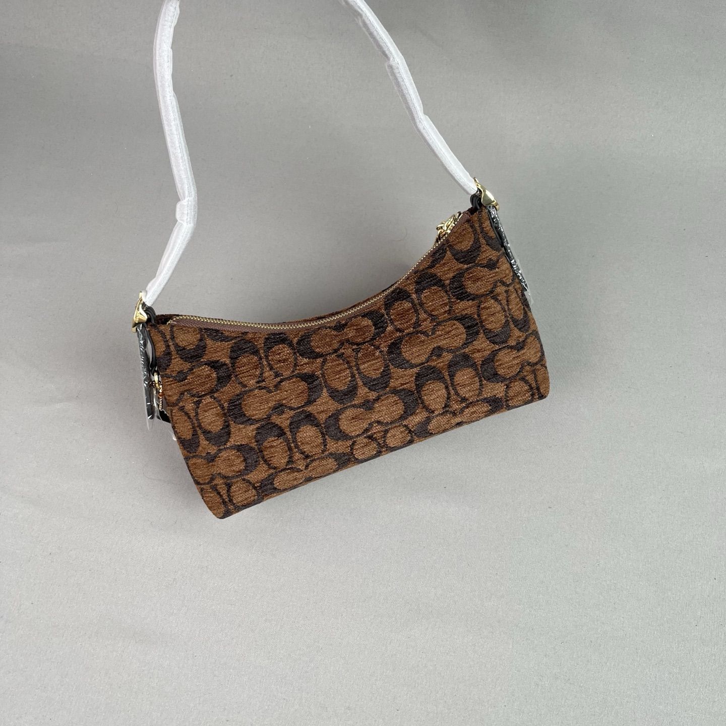 The CFN74 Emeilia 22 series shoulder bag is a magic stick…