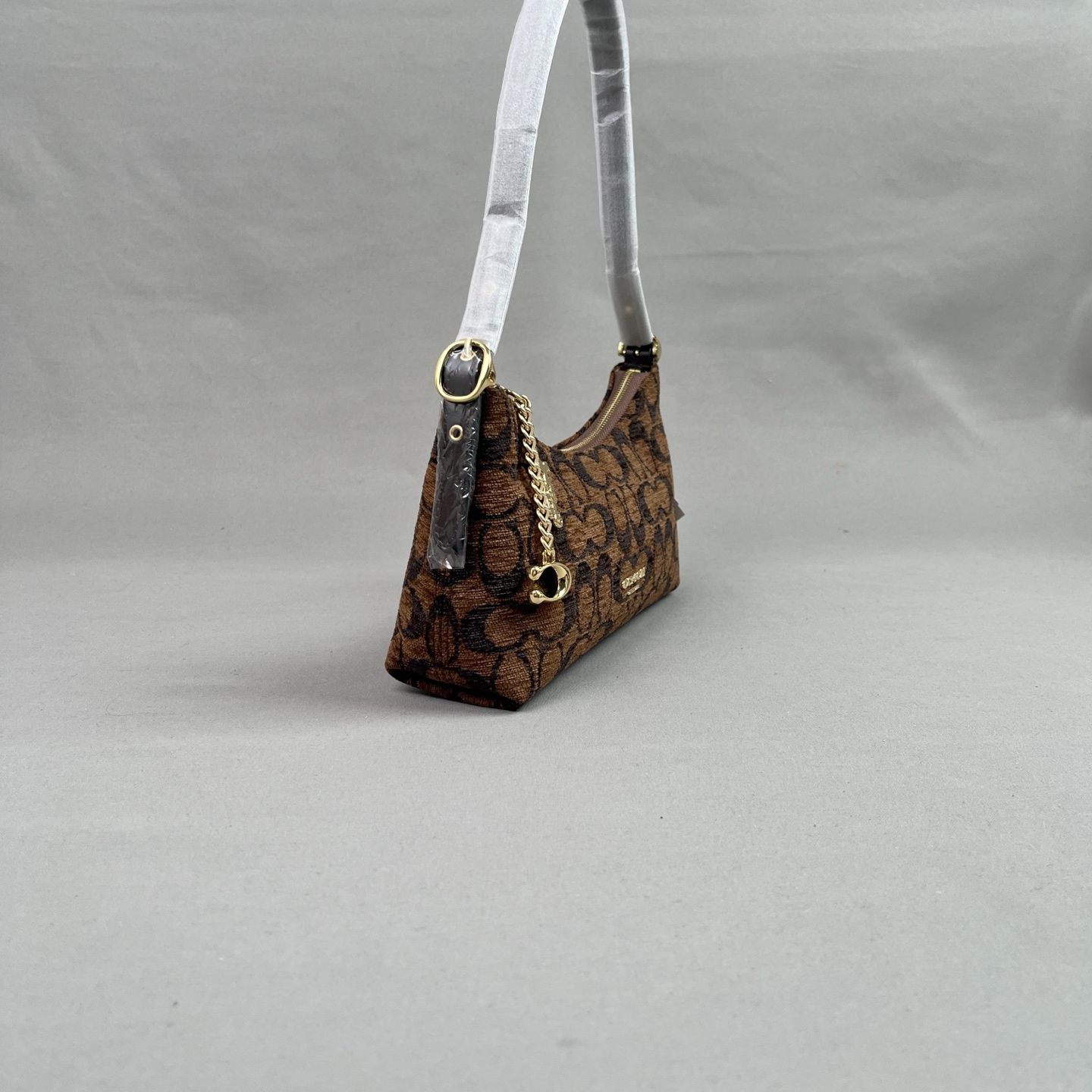 The CFN74 Emeilia 22 series shoulder bag is a magic stick…
