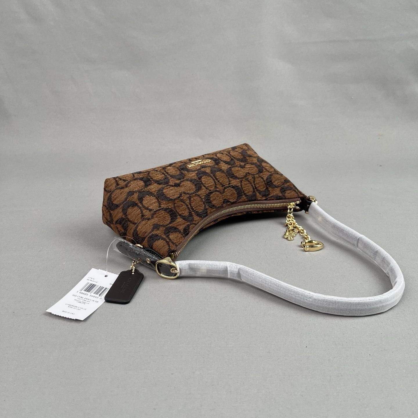The CFN74 Emeilia 22 series shoulder bag is a magic stick…