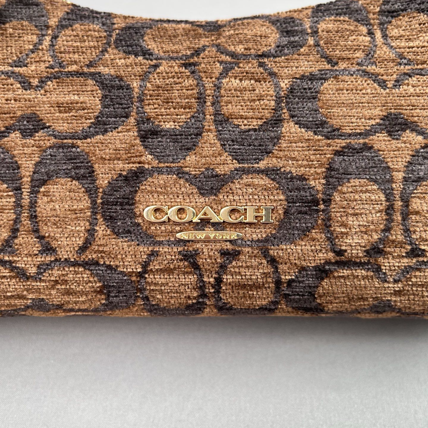 The CFN74 Emeilia 22 series shoulder bag is a magic stick…