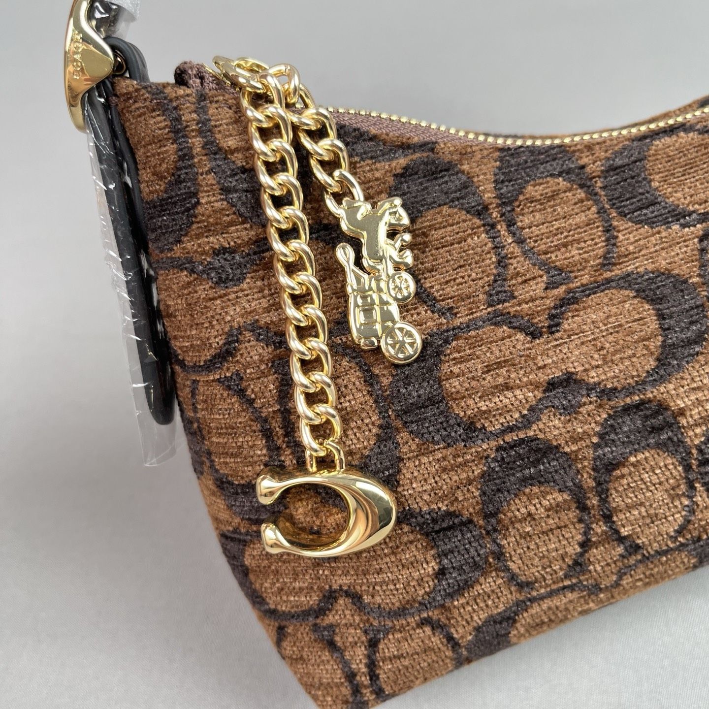 The CFN74 Emeilia 22 series shoulder bag is a magic stick…