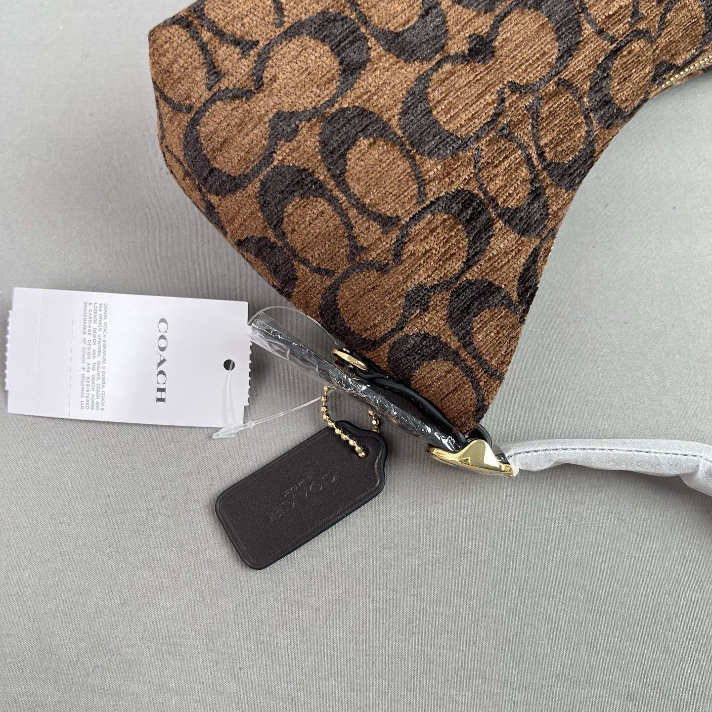 The CFN74 Emeilia 22 series shoulder bag is a magic stick…