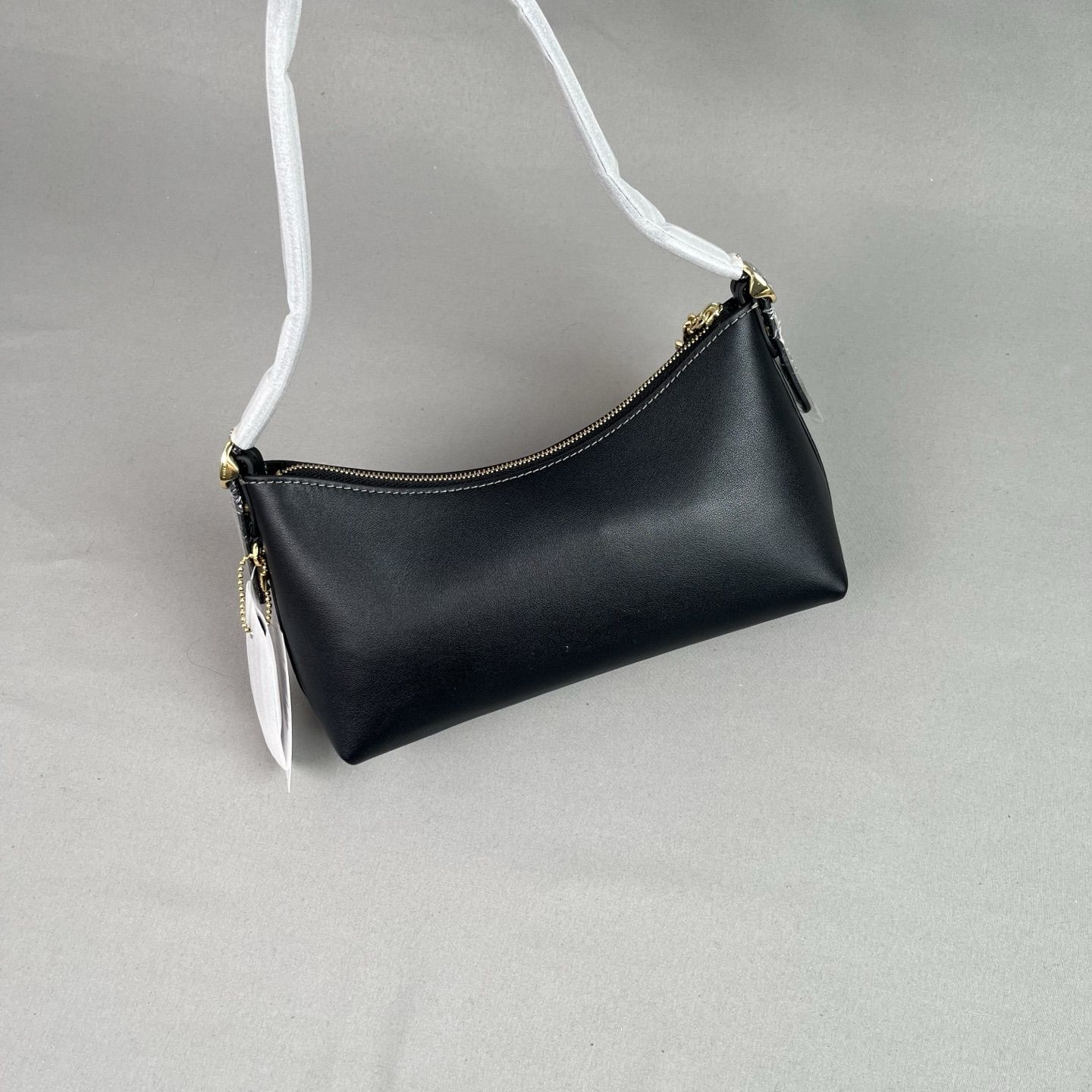 C original The CFO89 Emeilia 22 series shoulder bag is a…