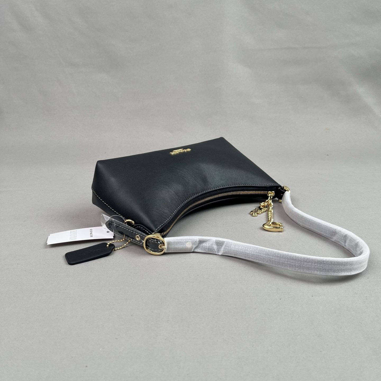 C original The CFO89 Emeilia 22 series shoulder bag is a…