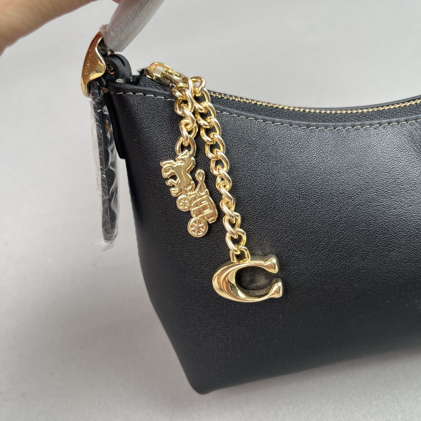 C original The CFO89 Emeilia 22 series shoulder bag is a…