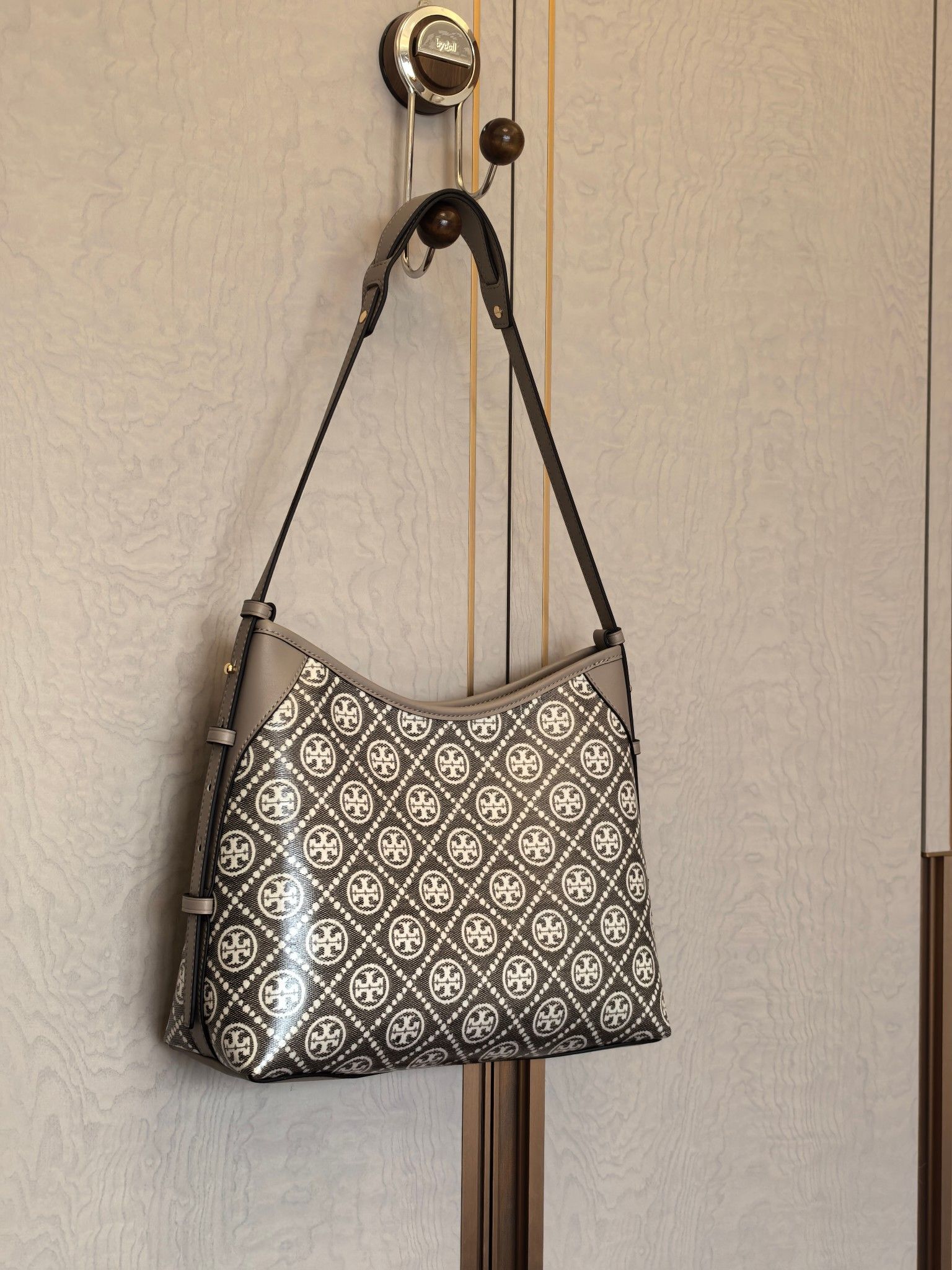 Number 1631 Tory Burch carryall package type