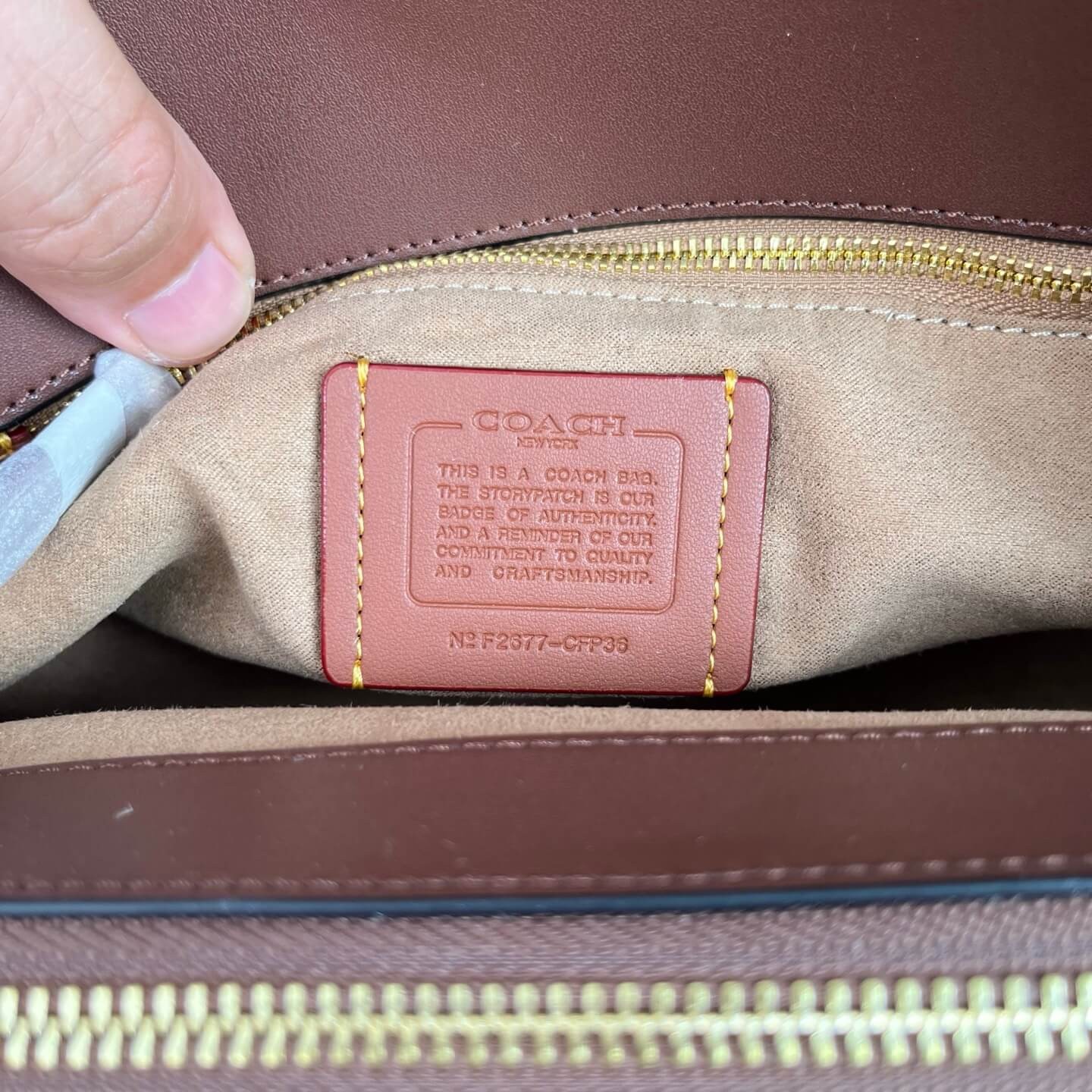 coach  CFP36 Elise's new tote bag, a versatile commuter essential