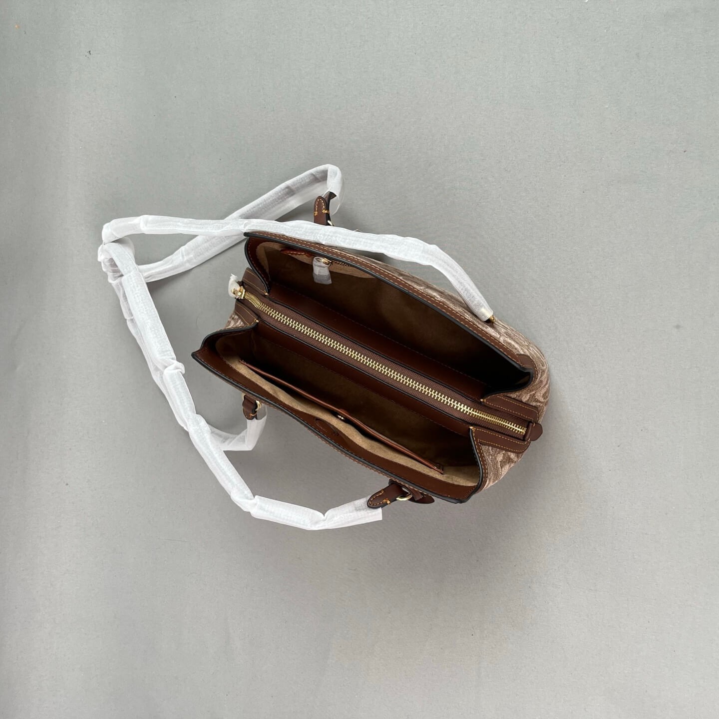 coach  CFP36 Elise's new tote bag, a versatile commuter essential