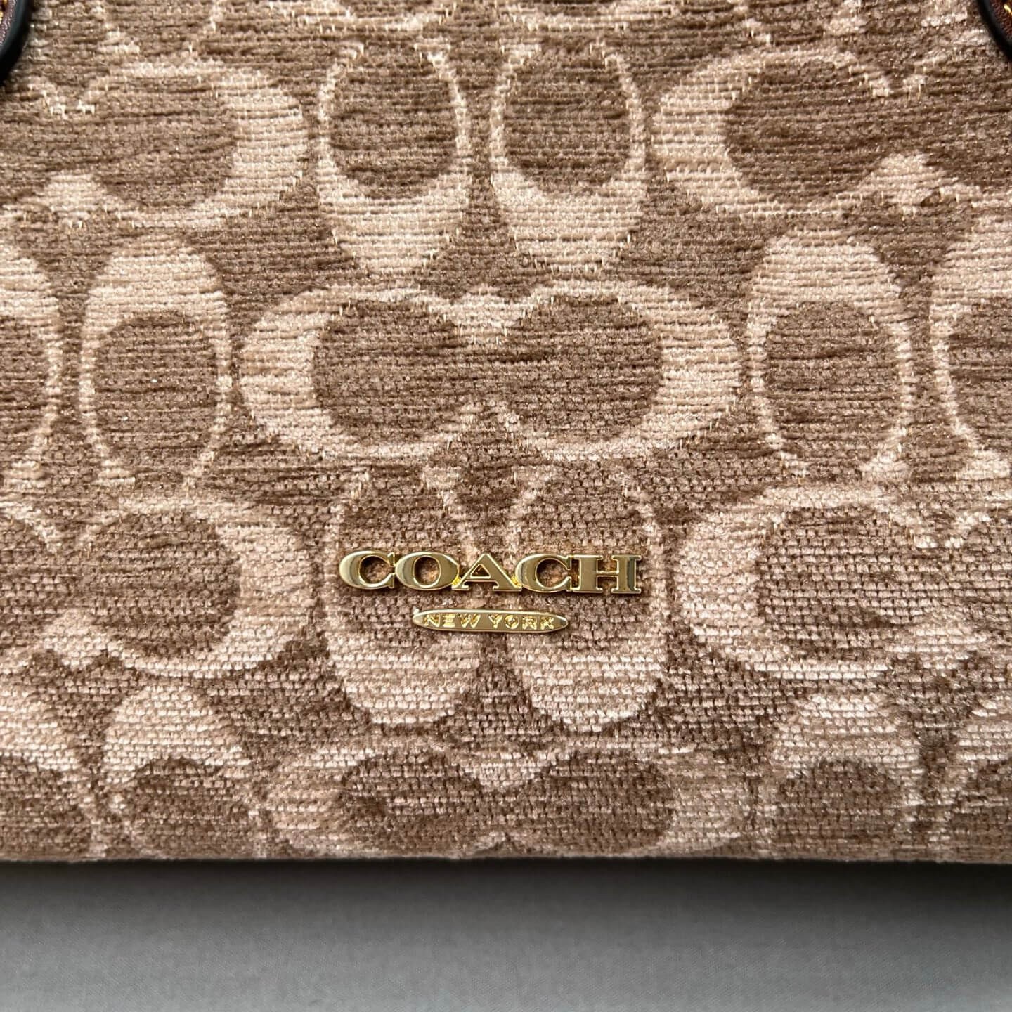 coach  CFP36 Elise's new tote bag, a versatile commuter essential