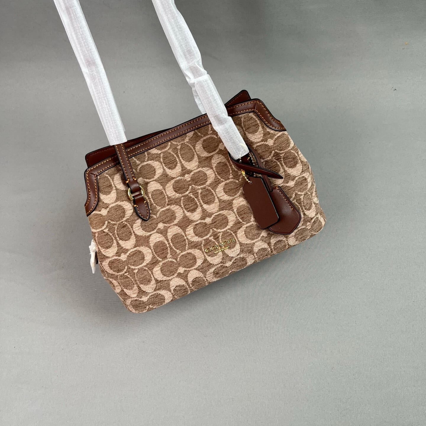coach  CFP36 Elise's new tote bag, a versatile commuter essential