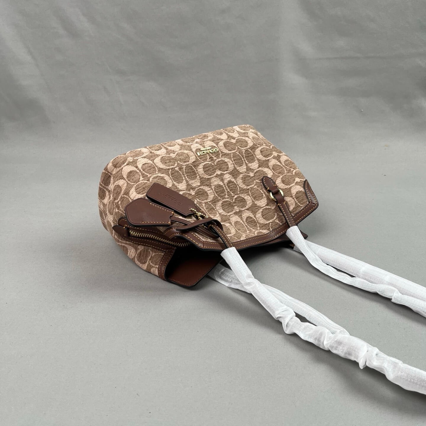 coach  CFP36 Elise's new tote bag, a versatile commuter essential