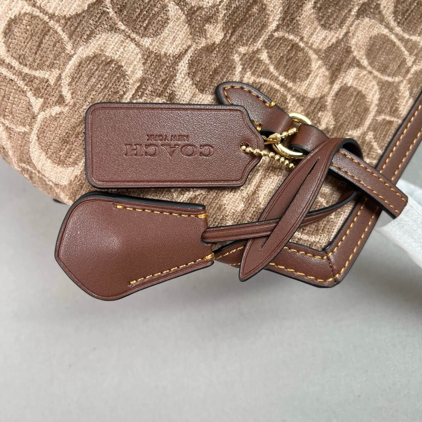 coach  CFP36 Elise's new tote bag, a versatile commuter essential